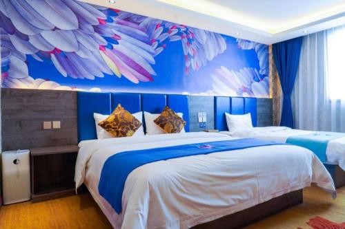 a bedroom with two beds with a mural of feathers at PAI Hotel·Luoyang Dingding Bei Road Hongjin Logistics International Peony Garden in Luoyang