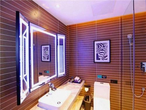 a bathroom with a sink and a mirror at Xana Hotelle·Tianshui Shangyi Plaza in Tianshui