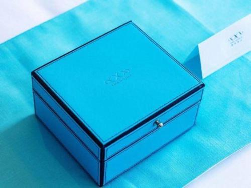 a blue box sitting on top of a table at Xana Hotelle Chengdou Xindu Sanhechang Metro Station in Chengdu