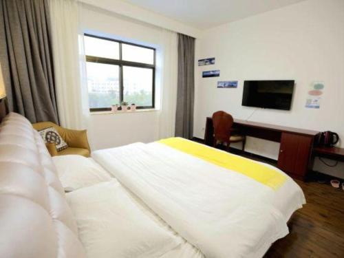 a hotel room with a bed and a window at Shell Linzhi Bayi Area G318 Shuangyong Road Hotel in Nyingchi