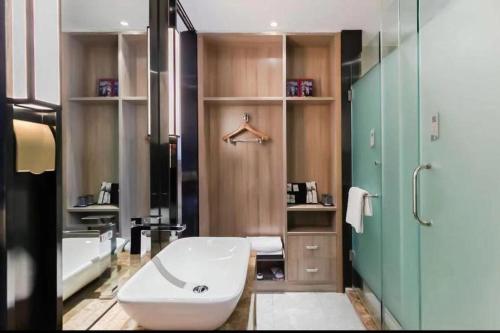 un bagno con lavandino, WC e vasca di Borrman Hotel Tai'an Central Hospital Taishan Tianwai Village Hongmen a Tai'an