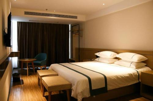 Postel nebo postele na pokoji v ubytování City Comfort Inn Zhanjiang Xuwen Port Wharf Passenger Station