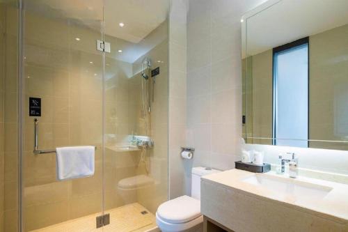 une salle de bain avec un lavabo, des toilettes et une douche dans l'établissement City Comfort Inn Taizhou Wanda Plaza, à Taizhou