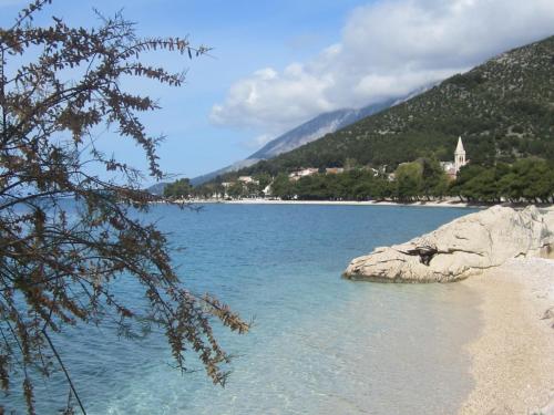 una vista di un grande specchio d'acqua di Jagoda Apartments a Zaostrog