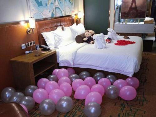 a room with a bed with a bunch of balloons at James Joyce Coffetel· Xianyang Renmin Road Central Square Store in Xianyang