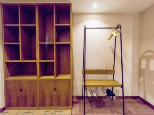 a room with a book shelf and a bench at James Joyce Coffetel Changchun People's Square in Changchun