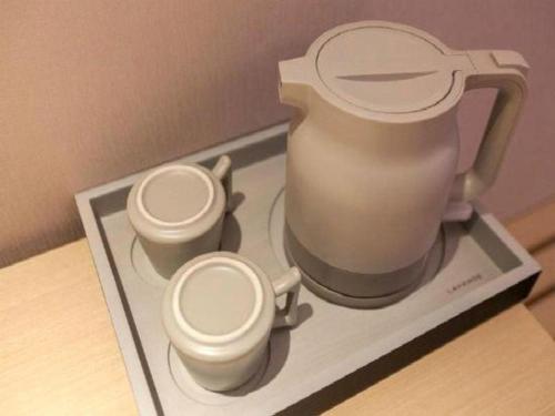 a model of a blender and two toilets on a tray at Lavande Hotels Wuhan Guanggu Yangjiawan Metro Station in Wuhan