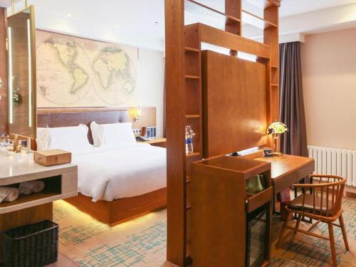 a hotel room with a bed and a desk with a desk at James Joyce Coffetel Changchun People's Square in Changchun