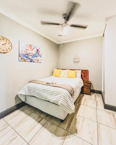 Ένα ή περισσότερα κρεβάτια σε δωμάτιο στο Elim Apartment on The Square CBD