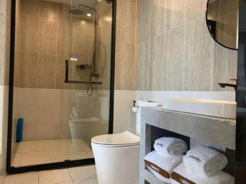 a bathroom with a toilet and a sink and a shower at Thank Inn Ningxia Yinchuan Helan County Ningxia Jiaotong School in Yinchuan