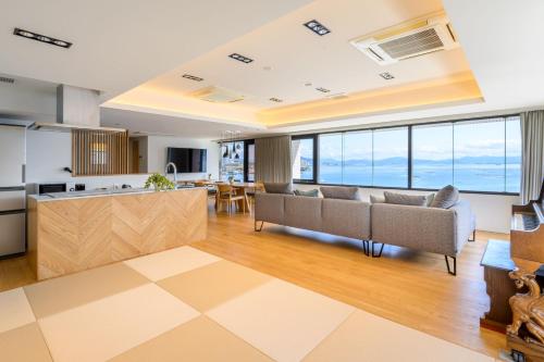 宮島にある宮島コーラルホテルのキッチン、海の景色を望むリビングルーム