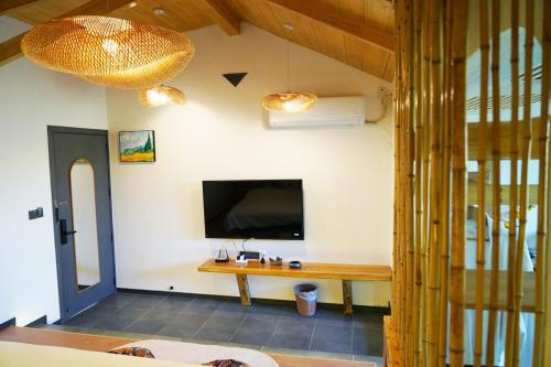Huaqi Country House B&Bにあるテレビまたはエンターテインメントセンター