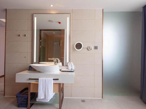 a bathroom with a sink and a mirror at Lavande Hotel Changsha South High-speed Railway Station Xiyingmen in Changsha