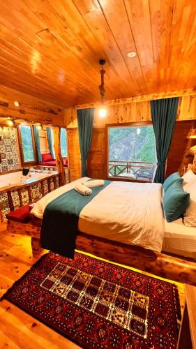 a bedroom with a bed and a window in a cabin at panoramabungalov in Çamlıhemşin