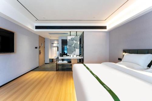 Letto o letti in una camera di GreenTree Inn Jinan West Station Exhibition Center