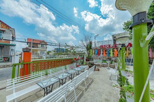 eine Reihe weißer Bänke auf einer Stadtstraße in der Unterkunft Homestay Selena Đà Lạt in Da Lat