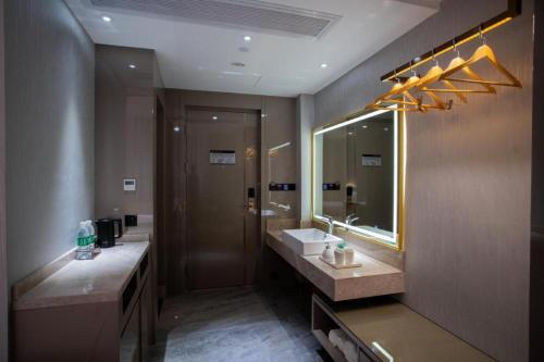 Bilik mandi di Tomeet Hotel