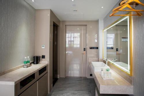 Bilik mandi di Tomeet Hotel
