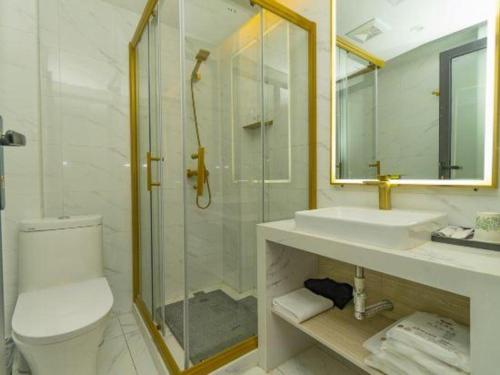 Ванная комната в 7 Days Premium Hotel Hangzhou West lake Hubin