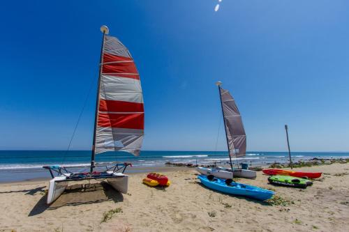 a group of sailboats on a sandy beach at Hoja de Palma Bungalows in Canoas De Punta Sal