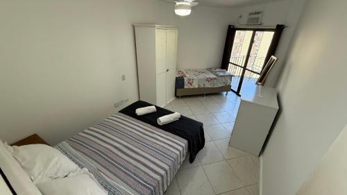 una piccola stanza con un letto e una finestra di Apartamento 2 quartos com piscina em Copacabana a Rio de Janeiro