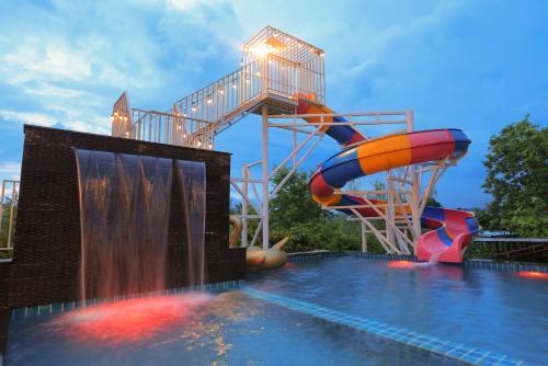 a water slide in a swimming pool at Phu Plearn Ta Pool Villas Khaoyai in Ban Bung Toei