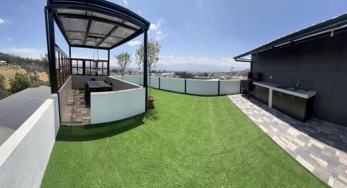 a house with a yard with green grass at SCairbnb in Quito