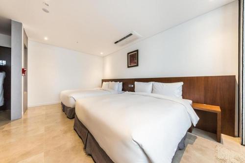 a bedroom with two beds in a hotel room at CS Premier Hotel in Seoul