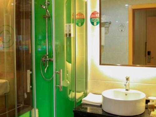 une salle de bain avec un lavabo et une douche avec un miroir dans l'établissement GreenTree Inn Shangrao Yueliangwan Automobile City, à Shangrao County