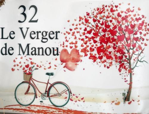une peinture d'un vélo et d'un arbre avec des cœurs dans l'établissement Le Verger de Manou, à Saint-Palais-sur-Mer