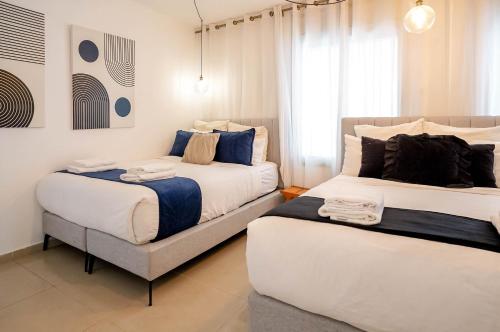 Cama o camas de una habitación en YalaRent Mountainside Duplexes with Private Pool