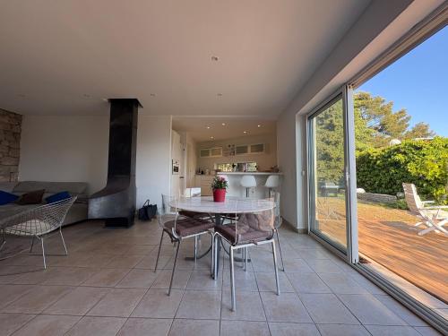 un salon avec une table et des chaises dans l'établissement Villa Horizon Blue - Serene Mediterranean Escape, à Chateauneuf Villevieille
