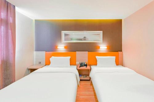 pokój z 2 łóżkami w pokoju w obiekcie IU Hotel Tianjin Youyi Road Meijiang Exhibition Meiniu Metro Station w mieście Tiencin