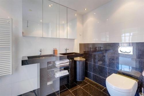 Koupelna v ubytování Lil Amsterdam Topfloor a room ensuite with balcony