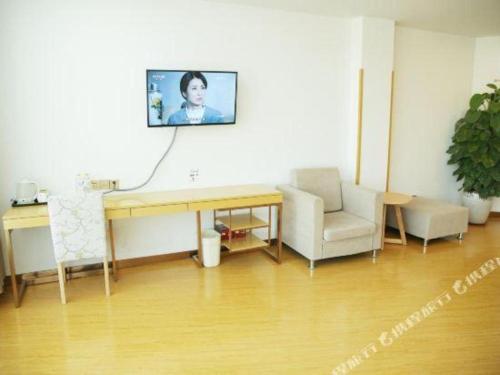 Televisyen dan/atau pusat hiburan di GreenTree Inn Binzhou Bus Station