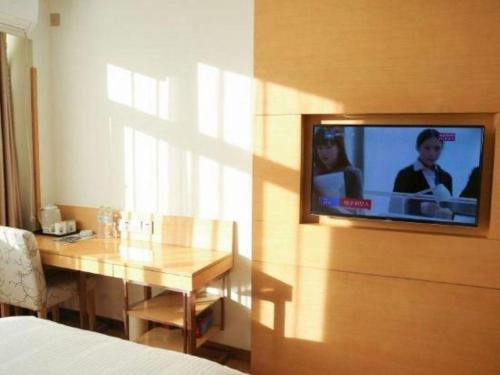 Televisyen dan/atau pusat hiburan di GreenTree Inn Binzhou Bus Station