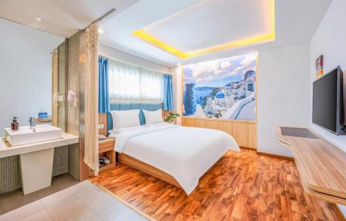 ein Schlafzimmer mit einem großen weißen Bett und einem Fernseher in der Unterkunft Shanshui Trend Hotel Beijing International Airport Branch in Peking