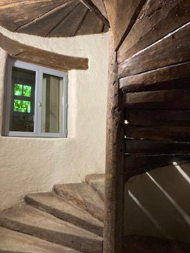 - un bâtiment avec une porte, une fenêtre et des escaliers dans l'établissement Manoir 15 mn des plages, à Hénansal