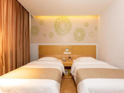 Letto o letti in una camera di GreenTree Inn Beijing Tonzhou Maju Bridge No.2 Express Hotel
