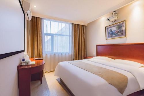 Letto o letti in una camera di GreenTree Inn Beijing Tonzhou Maju Bridge No.2 Express Hotel