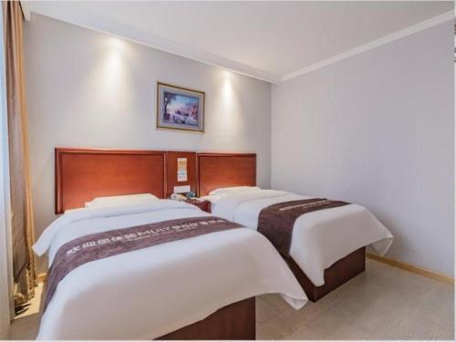 Letto o letti in una camera di GreenTree Inn Beijing Tonzhou Maju Bridge No.2 Express Hotel