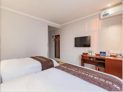 Letto o letti in una camera di GreenTree Inn Beijing Tonzhou Maju Bridge No.2 Express Hotel