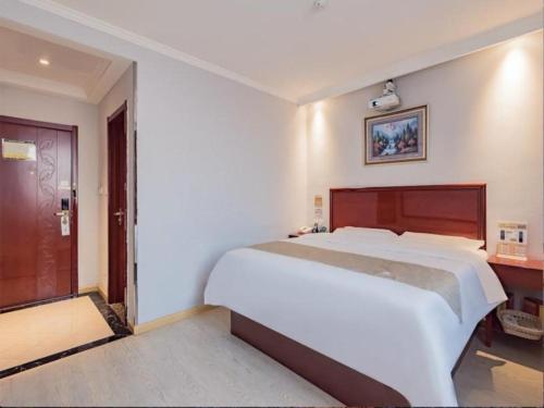 Letto o letti in una camera di GreenTree Inn Beijing Tonzhou Maju Bridge No.2 Express Hotel
