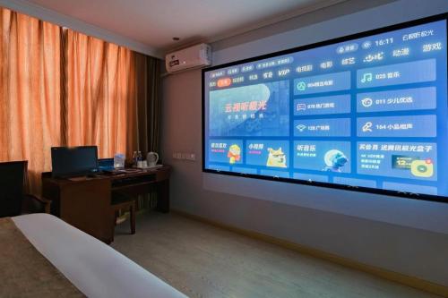 TV o dispositivi per l'intrattenimento presso GreenTree Inn Beijing Tonzhou Maju Bridge No.2 Express Hotel