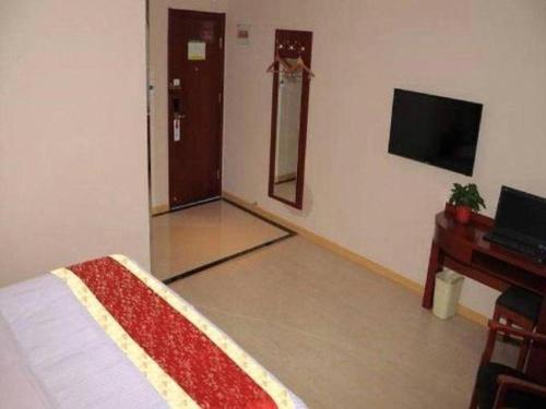 TV o dispositivi per l'intrattenimento presso GreenTree Inn Beijing Tonzhou Maju Bridge No.2 Express Hotel