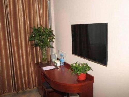 TV o dispositivi per l'intrattenimento presso GreenTree Inn Beijing Tonzhou Maju Bridge No.2 Express Hotel