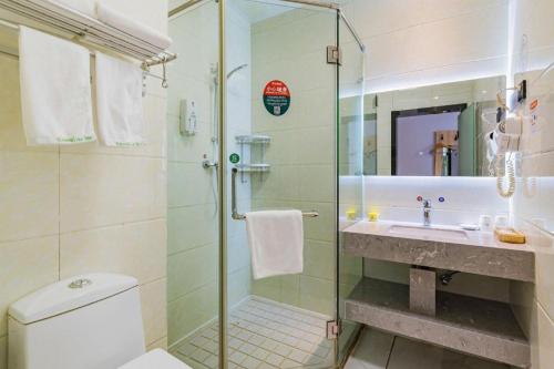 un bagno con doccia, WC e lavandino di GreenTree Inn Beijing Tonzhou Maju Bridge No.2 Express Hotel a Pechino