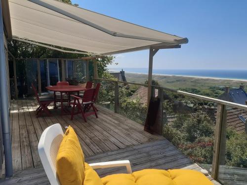 une terrasse avec un canapé et une table avec vue dans l'établissement Mer et mare de Vauville, à Vauville