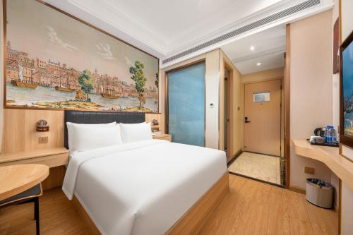 Uma cama ou camas num quarto em Shenzhen-Hong Kong Hui Hotel, Futian Port Convention and Exhibition Center