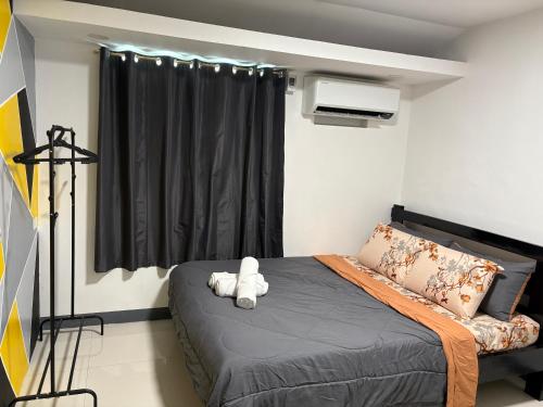 Postel nebo postele na pokoji v ubytování D Chambers Townhouse in Deca-Clark Residences